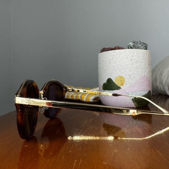 Sézane Tortoiseshell Round Sunglasses with Gold frame and soft case - Picture 4 of 4